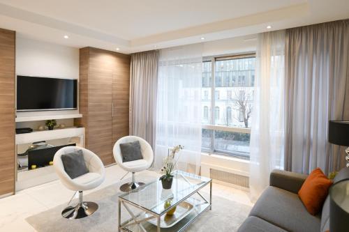Modern & peaceful 1BD APT by Champs-Elysees with AC - Tap to explore photos