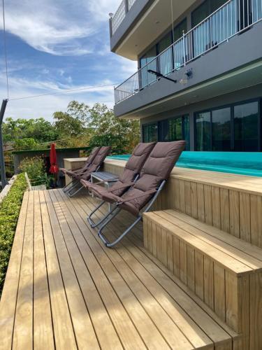 Seaview Eagles Nest Apartments - Tap to explore photos