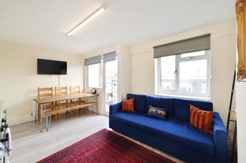 Spacious 5 Bedroom 3 Mins Walk from Mile End - Tap to explore photos