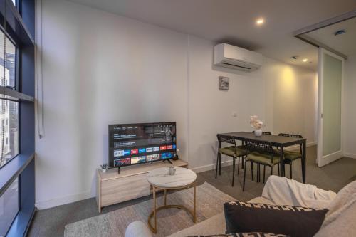 Little Lonsdale St Bright 2br Apt Mel Cbd - Tap to explore photos