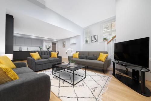 LUXaway Mews House St Johns Wood - Sleeps up to 11 - Tap to explore photos