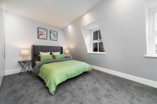 LUXaway Mews House St Johns Wood - Sleeps up to 11 - Tap to explore photos
