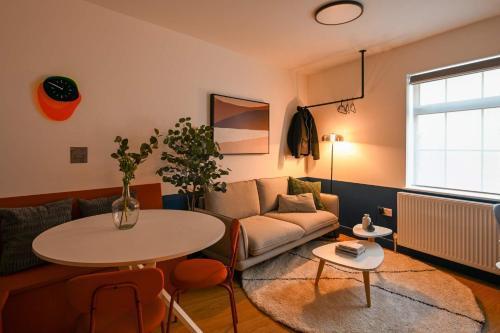 Luxurious 2-Bedroom Flat Close to Angel Stn - Tap to explore photos