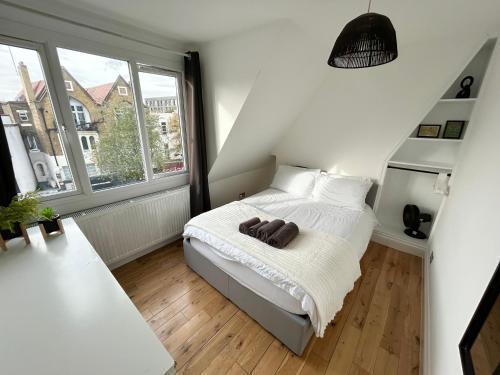 Cosy 3 Bedroom Flat, Hackney Central - Tap to explore photos
