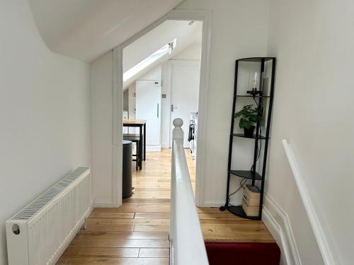 Cosy 3 Bedroom Flat, Hackney Central - Tap to explore photos