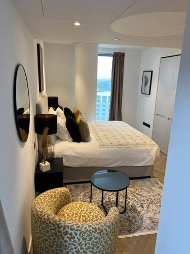 Modern 2 Bed Flat at Battersea - Tap to explore photos