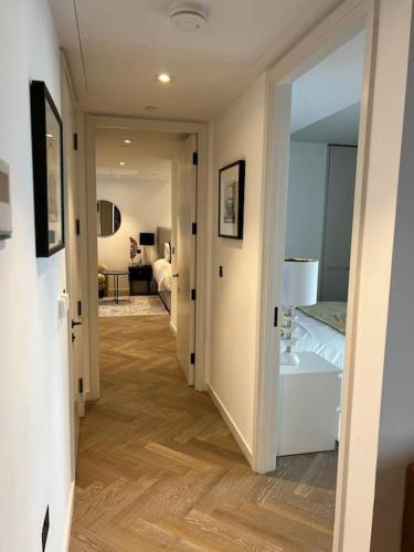 Modern 2 Bed Flat at Battersea - Tap to explore photos