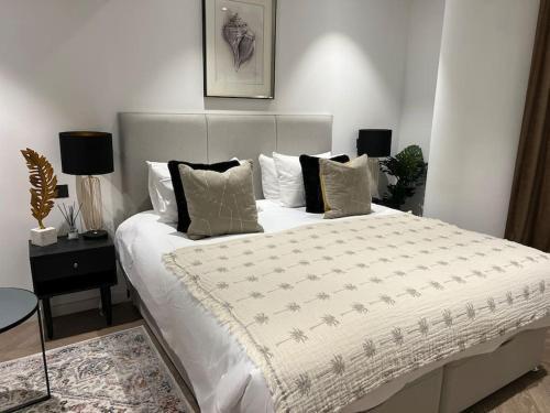 Modern 2 Bed Flat at Battersea - Tap to explore photos