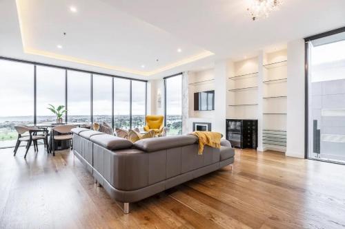Opulent & Spacious Condo Overlooking Albert Park - Tap to explore photos