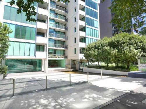 Opulent & Spacious Condo Overlooking Albert Park
