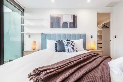 Opulent & Spacious Condo Overlooking Albert Park - Tap to explore photos
