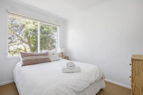 Tea-Tree Retreat, Rye - comfortable and relaxing coastal retreat - Tap to explore photos