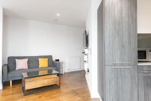 Trendy East London Studio ART73 - Tap to explore photos