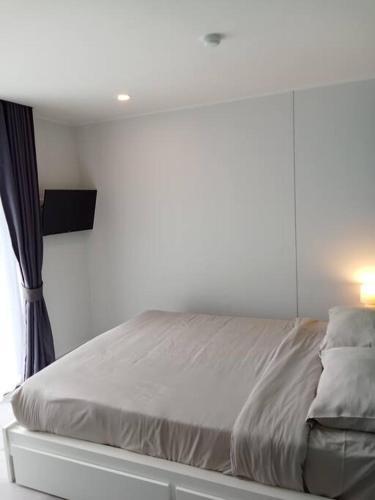 Contemporary 1BR Condo - NV-724 - Tap to explore photos