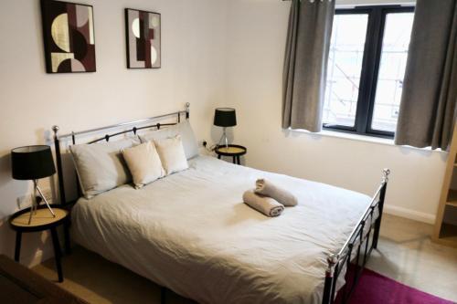 Modern 2 bed close to station - Tap to explore photos