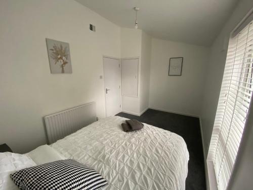 London Bliss Retreat - Superb 3-Bed House - Tap to explore photos