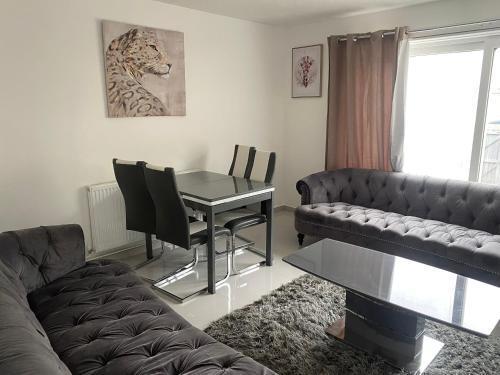 London Bliss Retreat - Superb 3-Bed House - Tap to explore photos