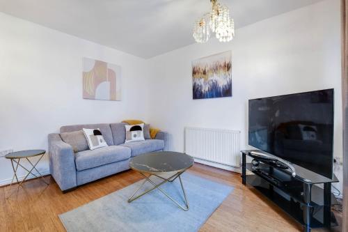 Delightful 4 bedroom House Thamesmead West From 360stays - Tap to explore photos