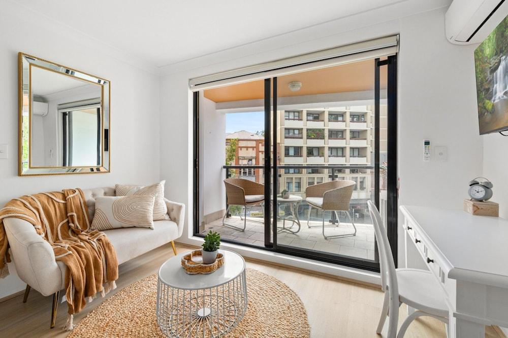 Ideal Studio Inner-city Pad With Private Balcony - Tap to explore photos