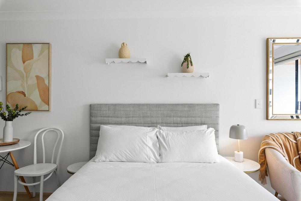 Ideal Studio Inner-city Pad With Private Balcony - Tap to explore photos