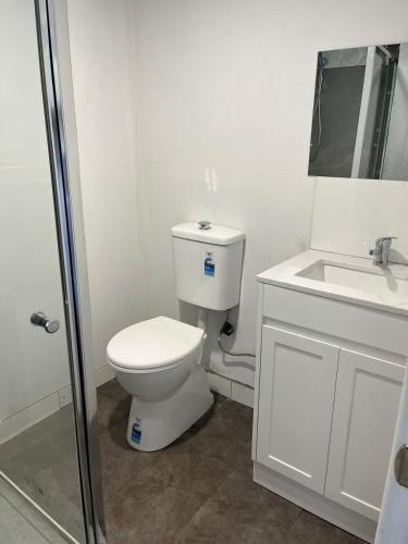 Master Bedroom opposite to Deakin University - Tap to explore photos