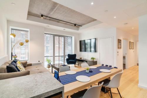 Chic 2 bedroom flat with Balcony - Tap to explore photos