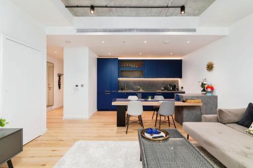 Chic 2 bedroom flat with Balcony - Tap to explore photos