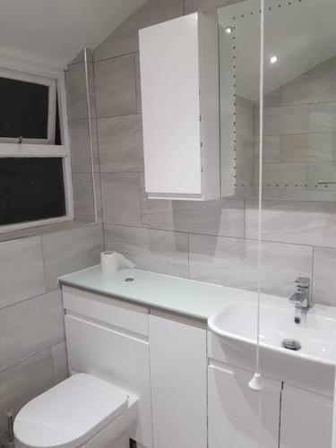 Spacious 3 bedroom house 30mins from London Bridge - Tap to explore photos
