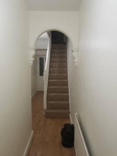 Spacious 3 bedroom house 30mins from London Bridge - Tap to explore photos