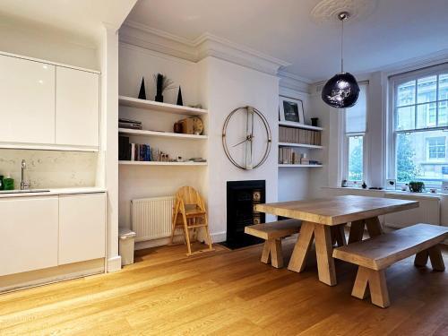 Theo's 2 bedroom Apartment in Central London - Tap to explore photos