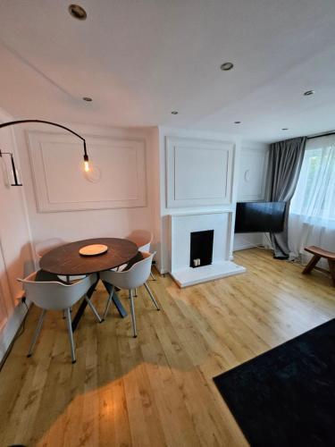 Wembley, Cosy 2 Bed Apa, Next to the park - Tap to explore photos