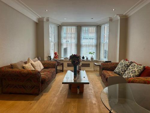 Knightsbridge 2 Bed Apartment - Self Catering - Tap to explore photos