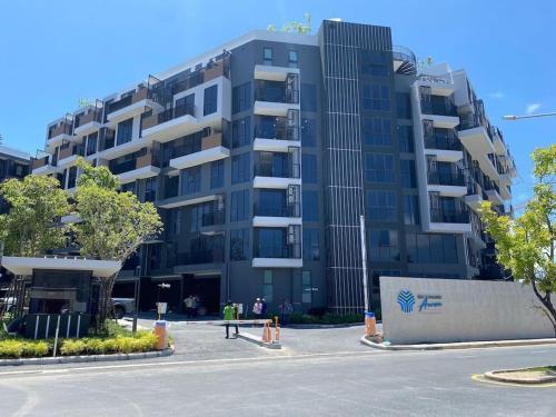 Modern Laguna Skypark apartments by Lofty