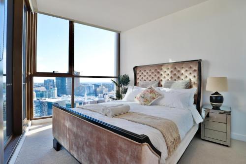 Chic Zenith Retreat -Vista丨Skylight丨Parking - Tap to explore photos