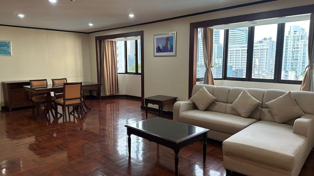 Direct Rooms at Omni Complex Nana Room Type - Deluxe Triple Room Direct Rooms at Omni Complex Nana Room Type - Deluxe Triple Room