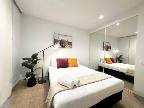 Charming Riverside Apartment near Crown Casino & MCEC - Tap to explore photos