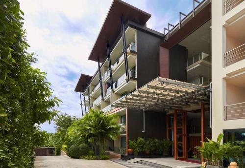 At the Tree bright studio by Lofty