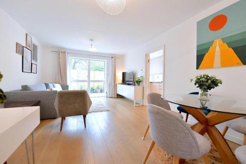 Central London 2 bedrooms apartment sleep 6 Free parking - Tap to explore photos