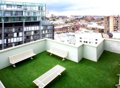 Spacious Studio w pool & just off Oxford St - Tap to explore photos
