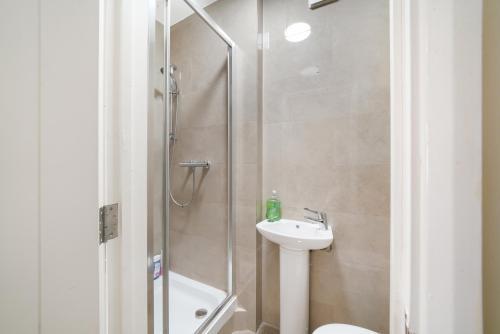 Studio in Prime Central London W1 - Tap to explore photos