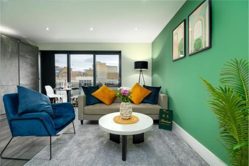 Stylish 1-Bed Flat in Central Whitechapel - Tap to explore photos