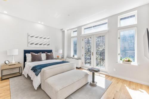 Studio w Charming Juliet Balcony in Upper East - Tap to explore photos
