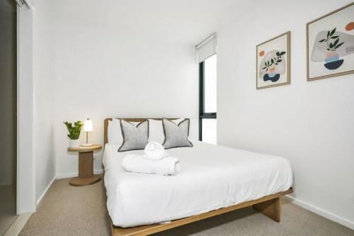 Stylish Urban Retreat Prime Location - Tap to explore photos
