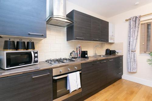 Yellow Rose 1BR opposite West Kensington Station - Tap to explore photos