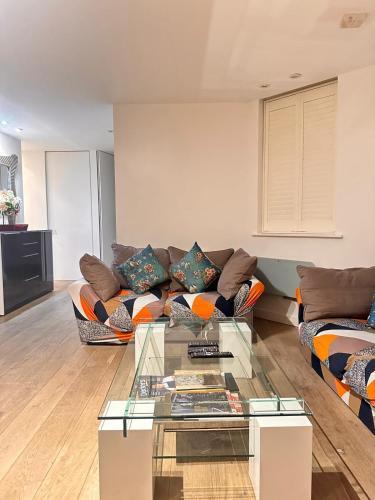 Spacious Central London flat - 2BHK - Tap to explore photos
