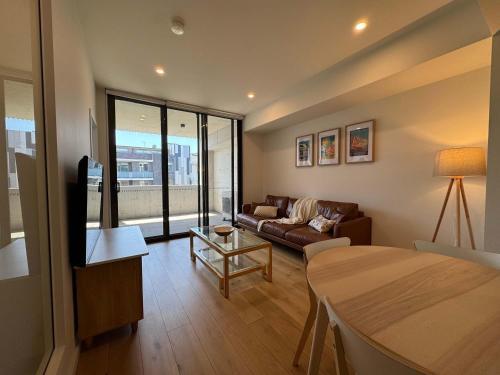 Chic Apartment Gladesville - Tap to explore photos