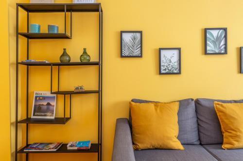 St Peters Colorful 3BDR Apartment - Tap to explore photos