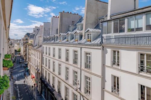 3 rooms, view on Paris roofs chic & cosy - 70 m2