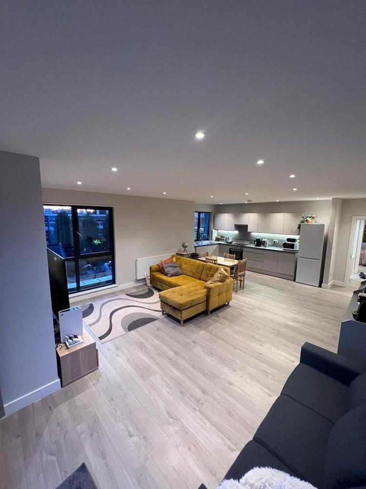 3br-3bath-central London-parking-petsok-fireplace - Tap to explore photos