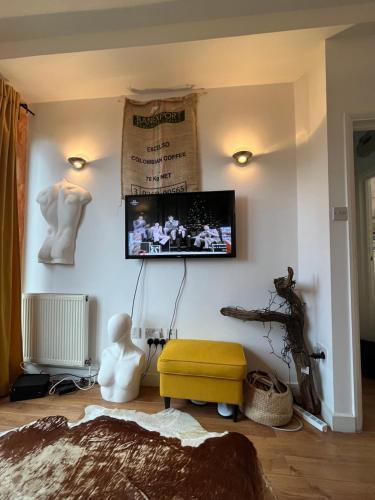 Cosy Camden 1 Bedroom Terrace Apartment - Tap to explore photos